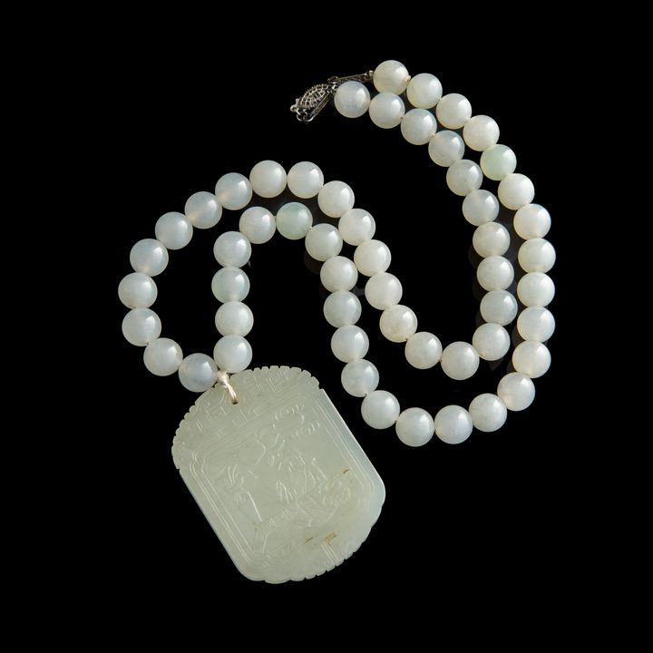 十九世紀早 白玉雕高仕詩文牌串翡翠珠項鏈 A Chinese carved white jade and jadeite necklace, early 19th century