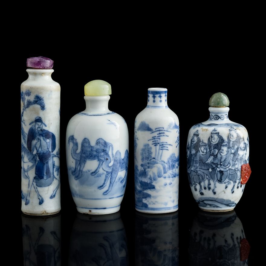 十九世紀 青花人物鼻煙壺四隻 Four Chinese blue and white 'figural' snuff bottles, 19th century