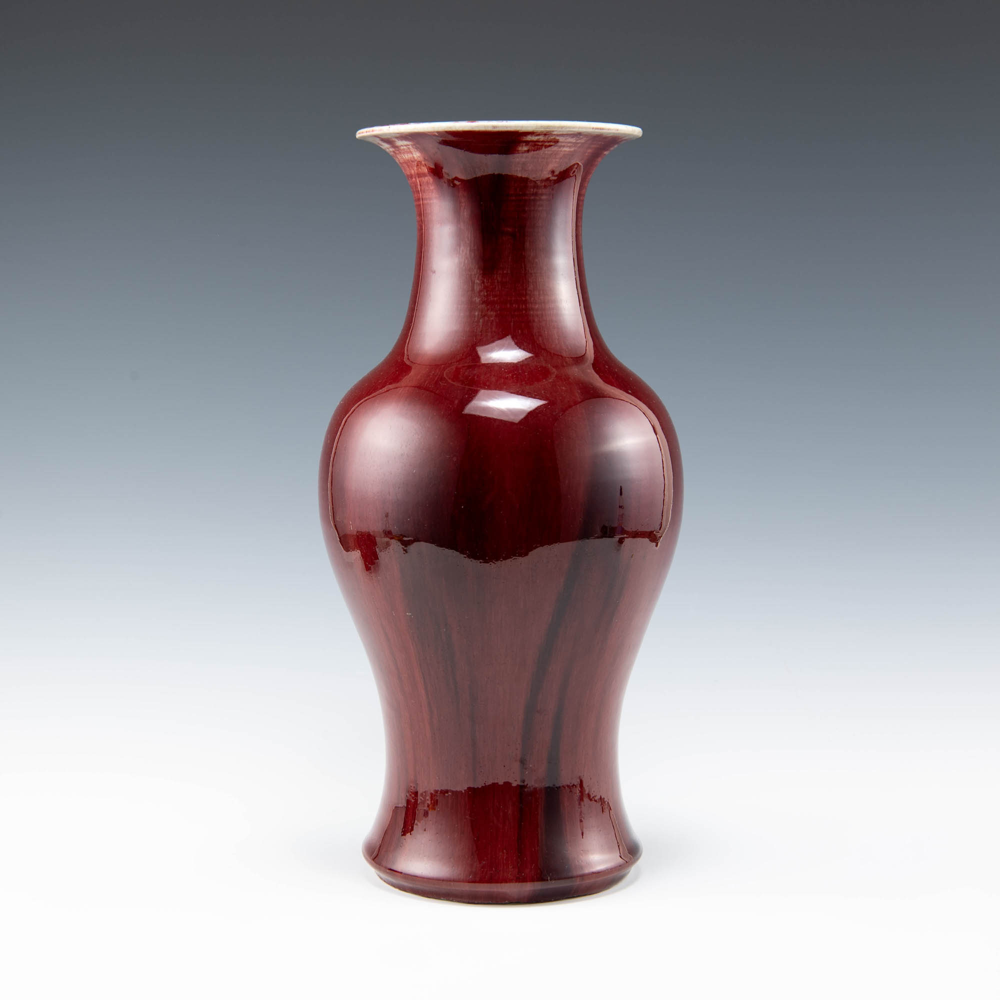 十九世紀紅釉觀音瓶A Chinese red-glazed guanyin vase, 19th century 