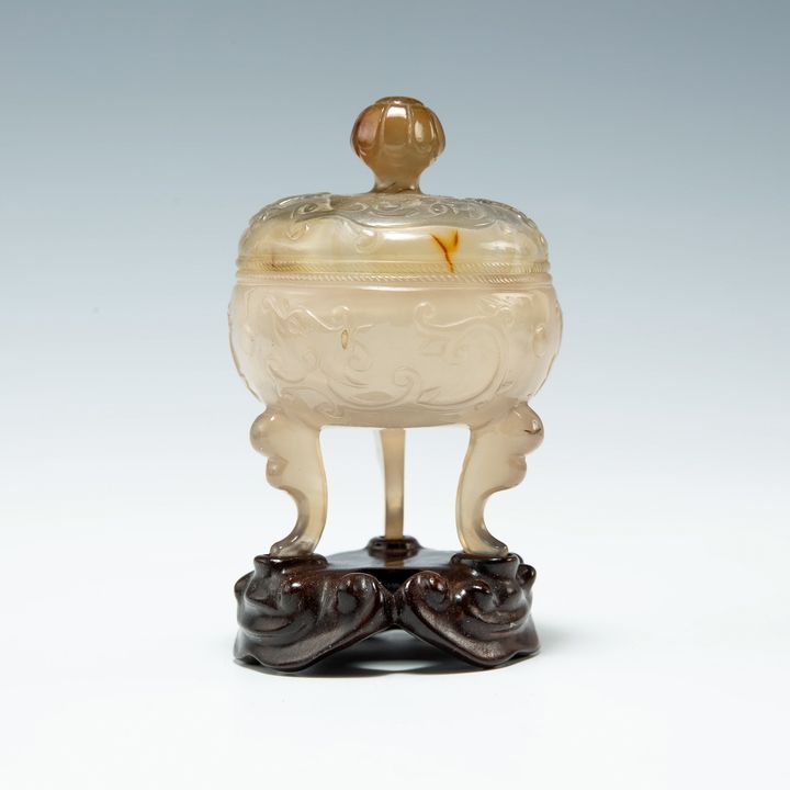 十八世紀 瑪瑙三足蓋爐(附錦盒及座) A Chinese agate carved tripod censer, 18th century
