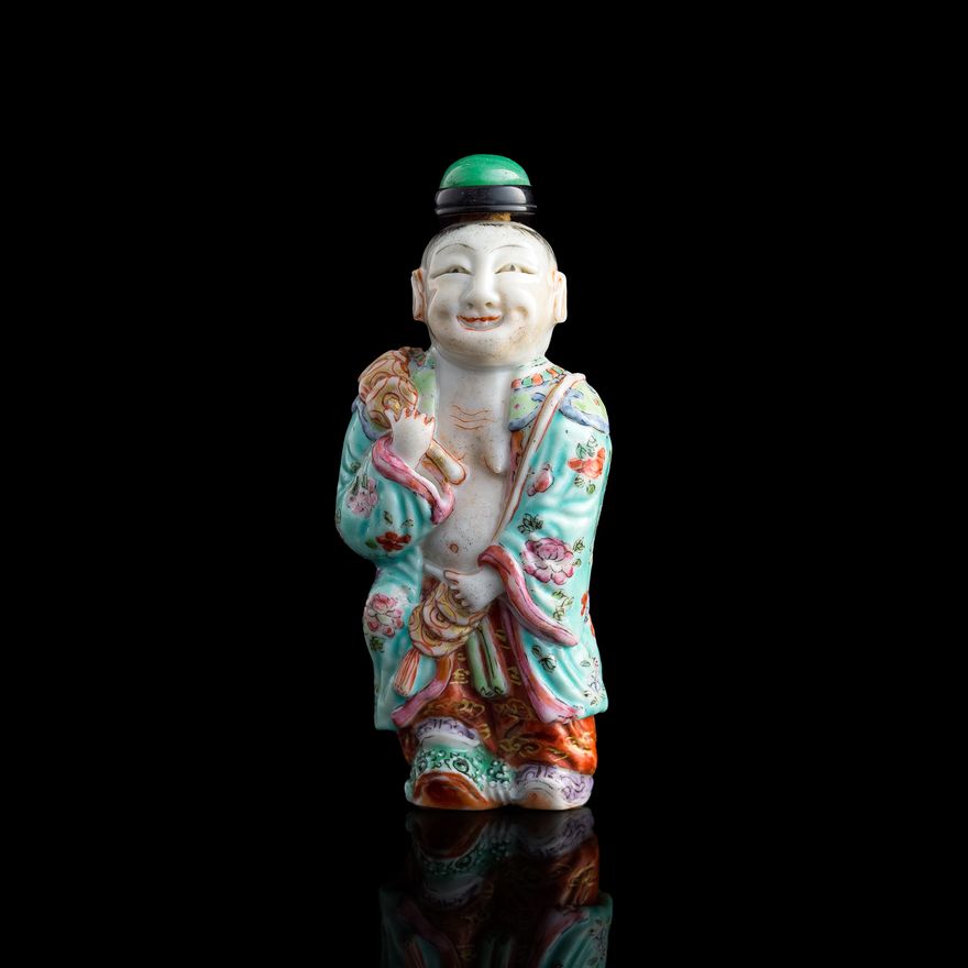 十八世紀 粉彩雕瓷劉海鼻煙壺 A Chinese famille rose molded porcelain snuff bottle, 18th century