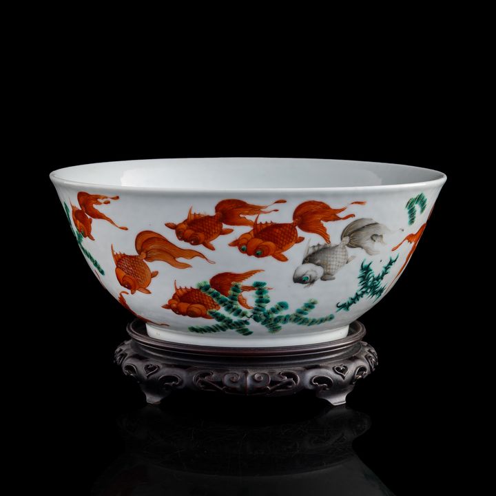 清同治 粉彩金玉滿堂大碗(附硬木座) A large Chinese famille rose 'goldfish' bowl, Tongzhi period, Qing dynasty