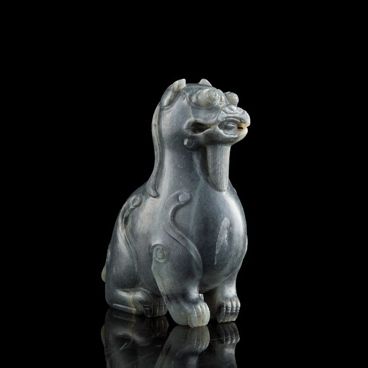 十八/十九世紀 黑白玉獸 A Chinese carved grey and white jade beast, 18th/19th century
