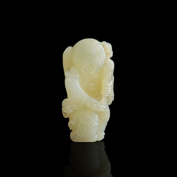 十八世紀 白玉雕劉海掛墜 A Chinese carved white jade toggle of Liu Hai, 18th century