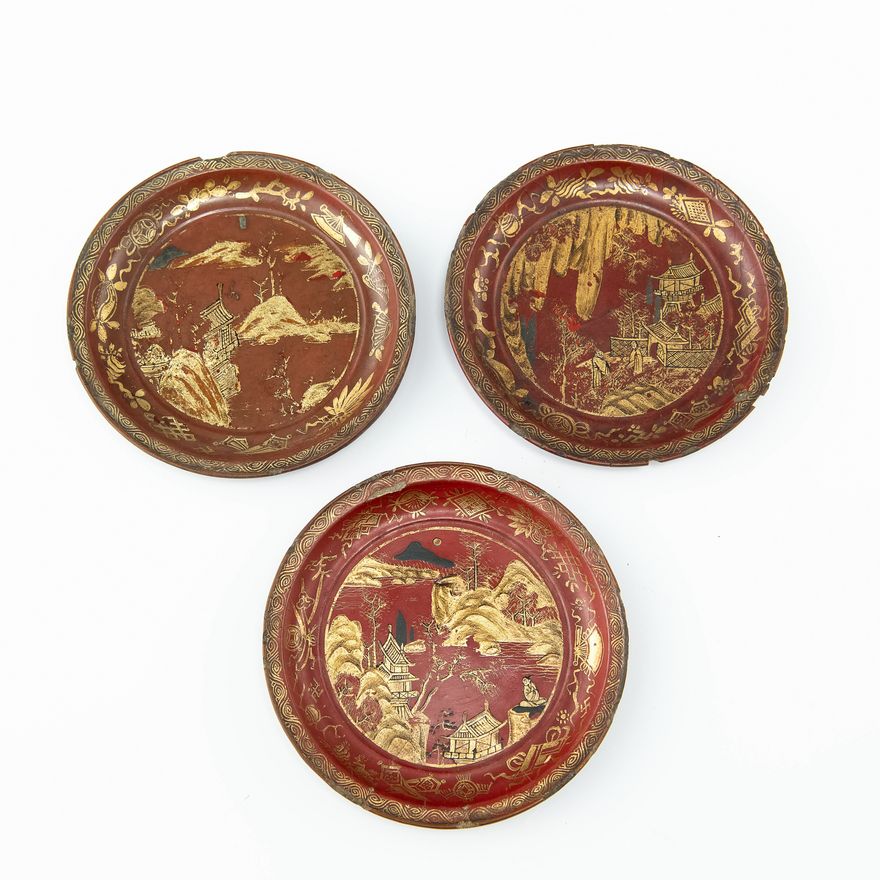 Three Chinese red-lacquered plates with gold enamel, 17th/18th century