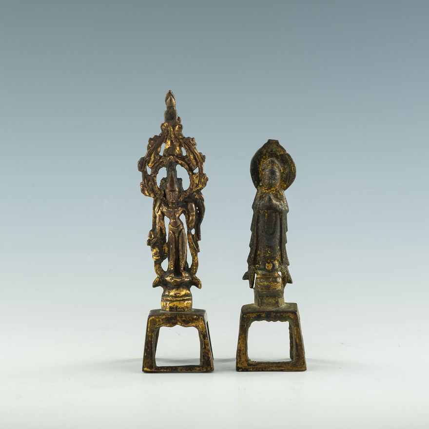 唐代或更早   銅鎏金佛兩尊 Two Chinese gilt-bronze Buddhist figures, Tang Dynasty or earlier