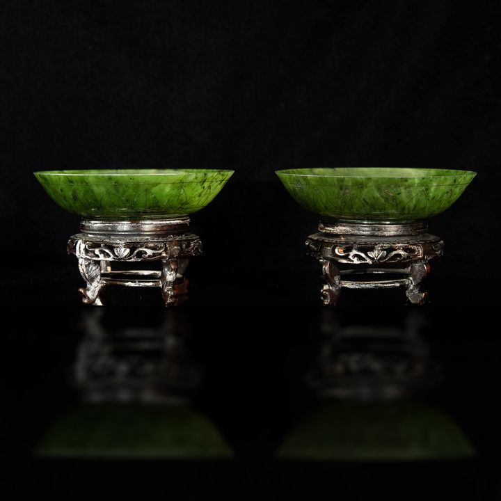 十九世紀 碧玉錯銀盤一對 A pair of Chinese spinach jade dishes with silver inlay, 19th century