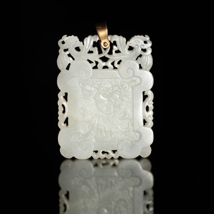 十九世紀 白玉人物牌 A Chinese white jade carved plaque, 19th century