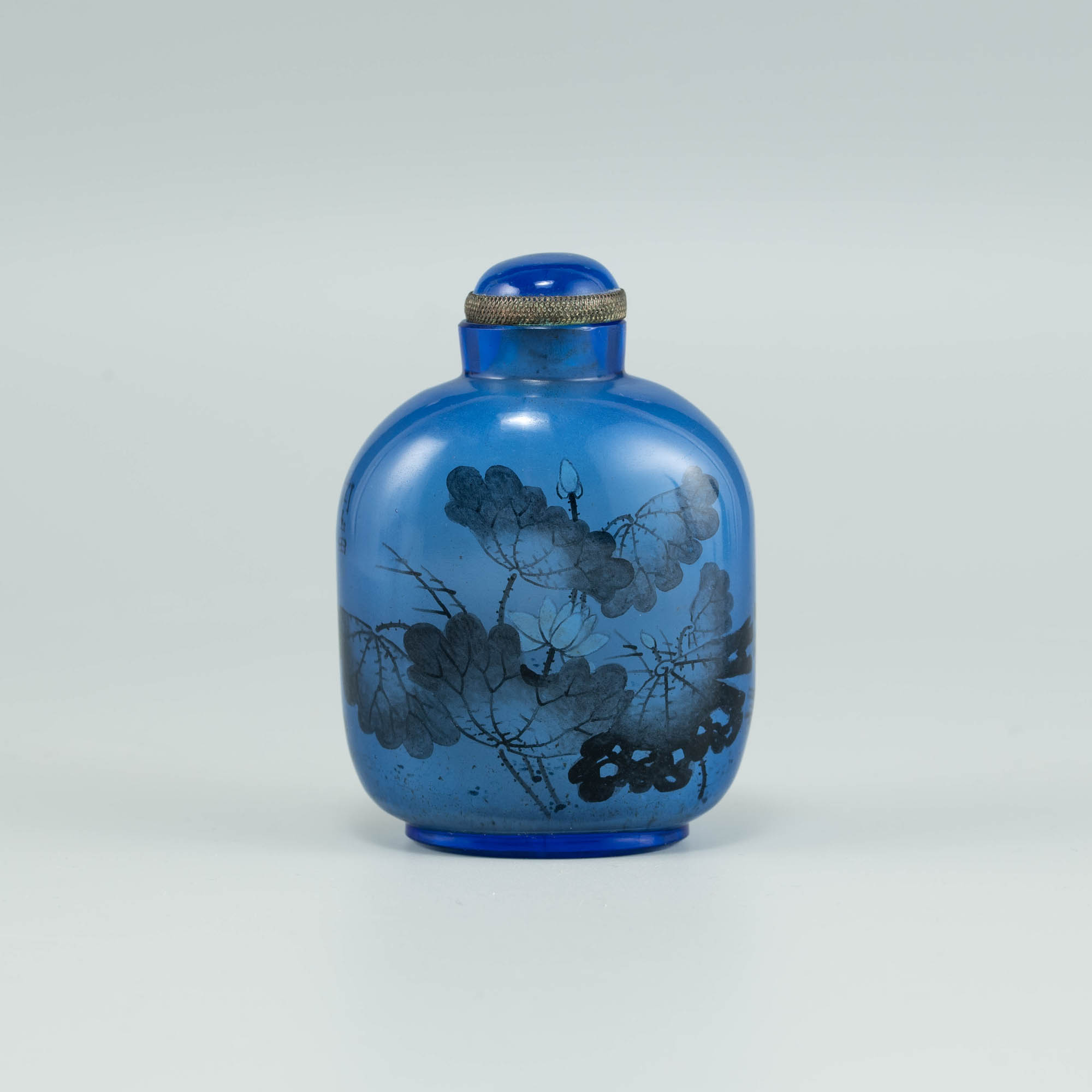 十九世紀內畫山水鼻煙壺A Chinese inside-painted glass snuff