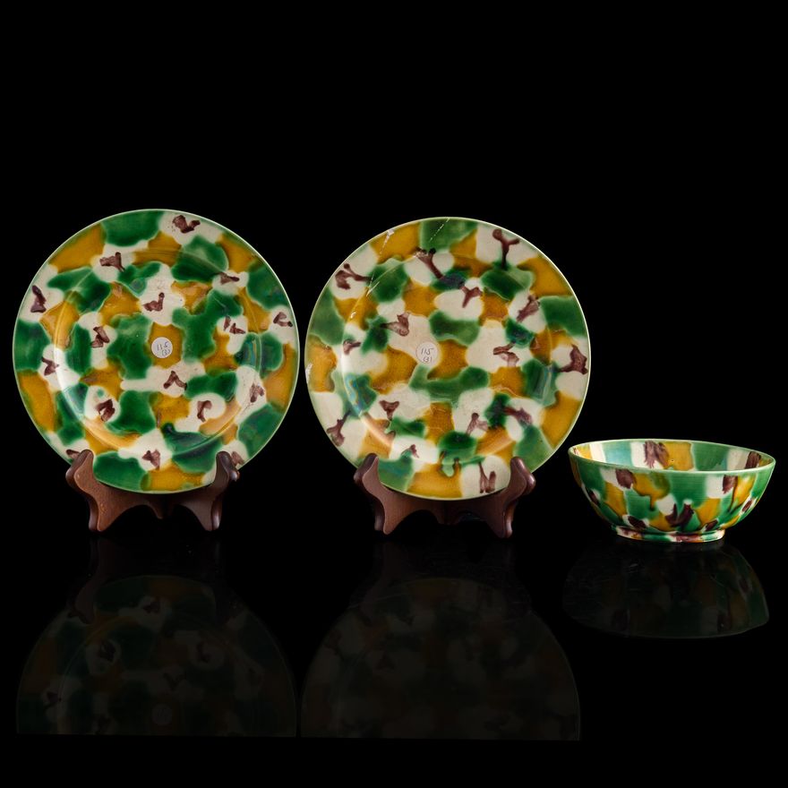 清康熙 虎皮三彩碗及盤一對（附盤架） A pair of Chinese 'tiger-skin' sancai plates and a bowl, Kangxi period, Qing dynasty