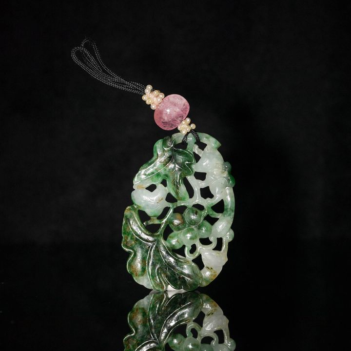 十九世紀 翡翠雕松鼠葡萄掛墜 A Chinese jadeite carved beast and grape pendant, 19th century