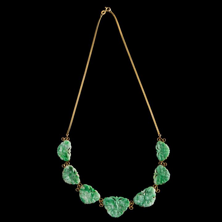 民國 鑲翡翠飾片項鍊 A Chinese necklace with jadeite pieces, Republic period