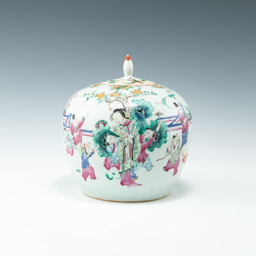 十九世紀 粉彩嬰戲圖蓋罐 A Chinese famille rose lidded jar with 'children playing', 19th century