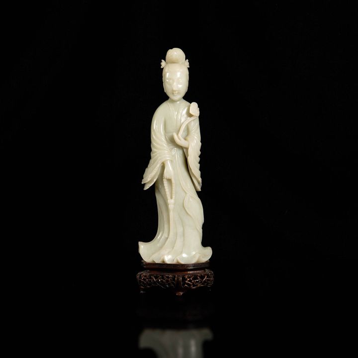十九世紀  玉雕侍女立像（附原配硬木座） A Chinese carved jade court lady, 19th century