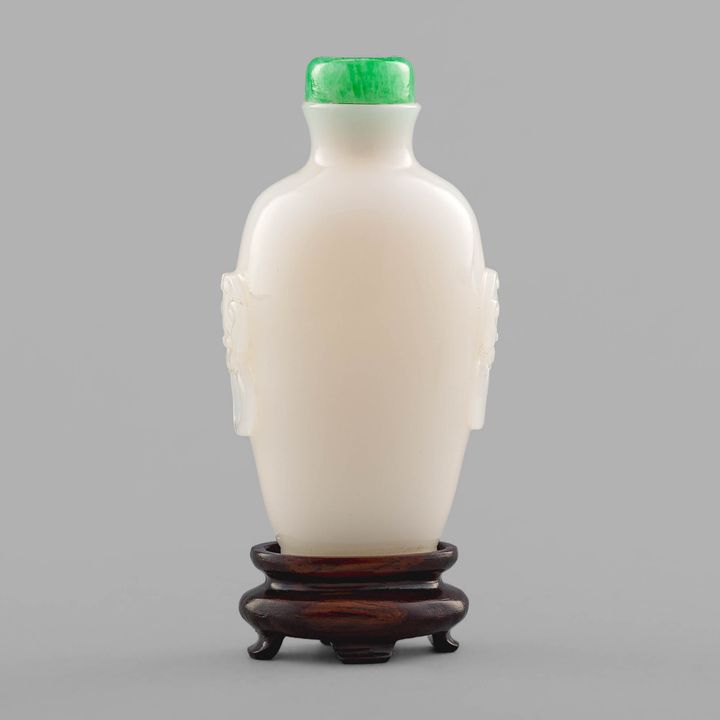 十九世紀早 行有恒堂白料鋪首鼻煙壺 A Chinese white Peking glass snuff bottle, early 19th century