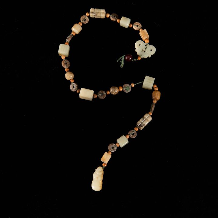 明代或更早 各式玉雕件多寶串 A Chinese necklace with various jade carvings, Ming dynasty or earlier