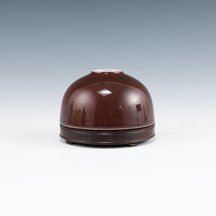 十九世紀 缸豆紅水盂（附硬木座） A Chinese peachbloom water coupe, 19th century
