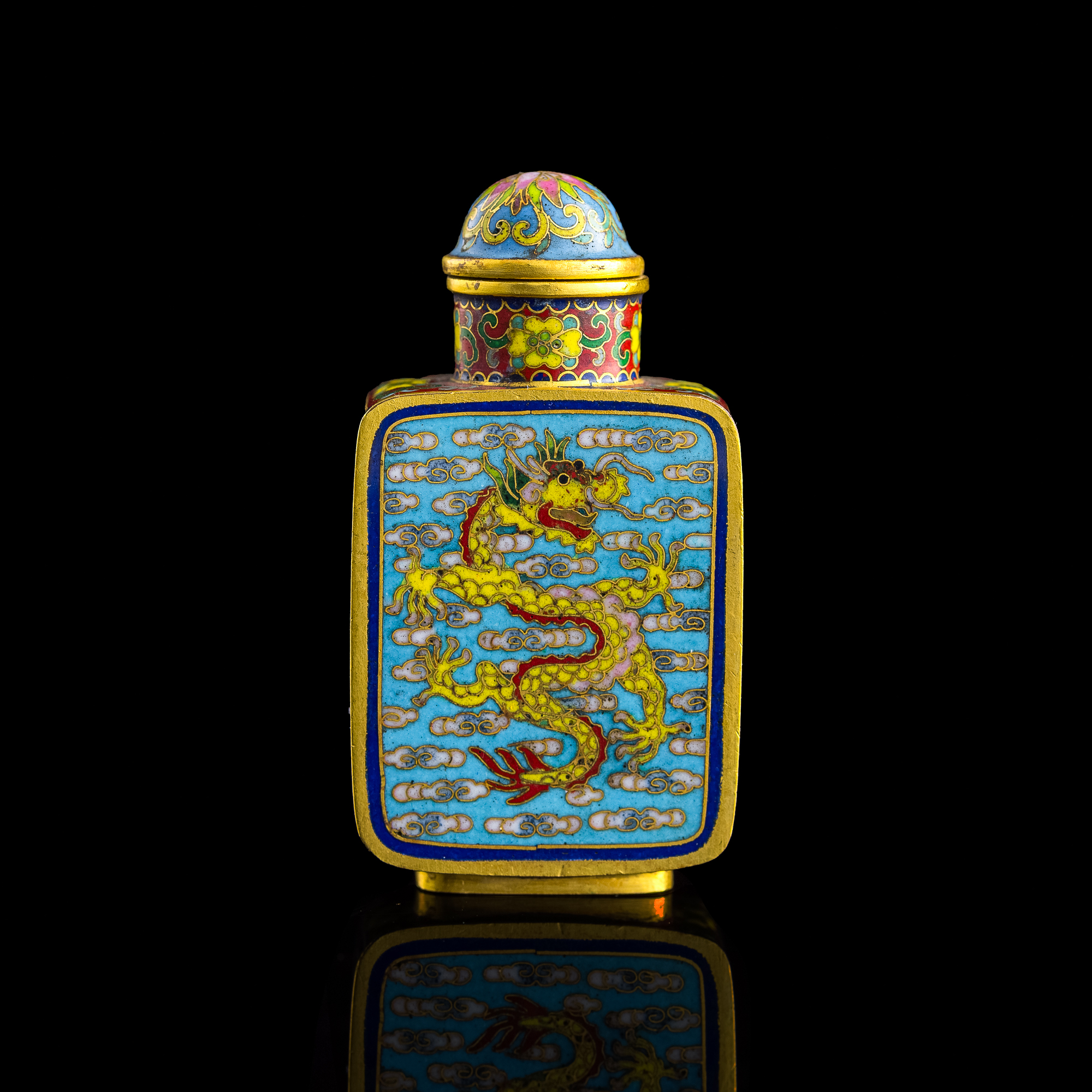 1950-1960年代乾隆款掐絲琺瑯龍紋方鼻煙壺A Chinese cloisonne 'dragon