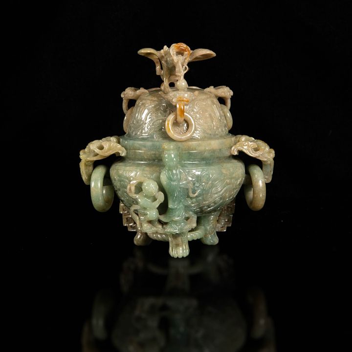 十九世紀   翡翠雕觀音蓋爐 A Chinese carved jadeite Guanyin censer, 19th century