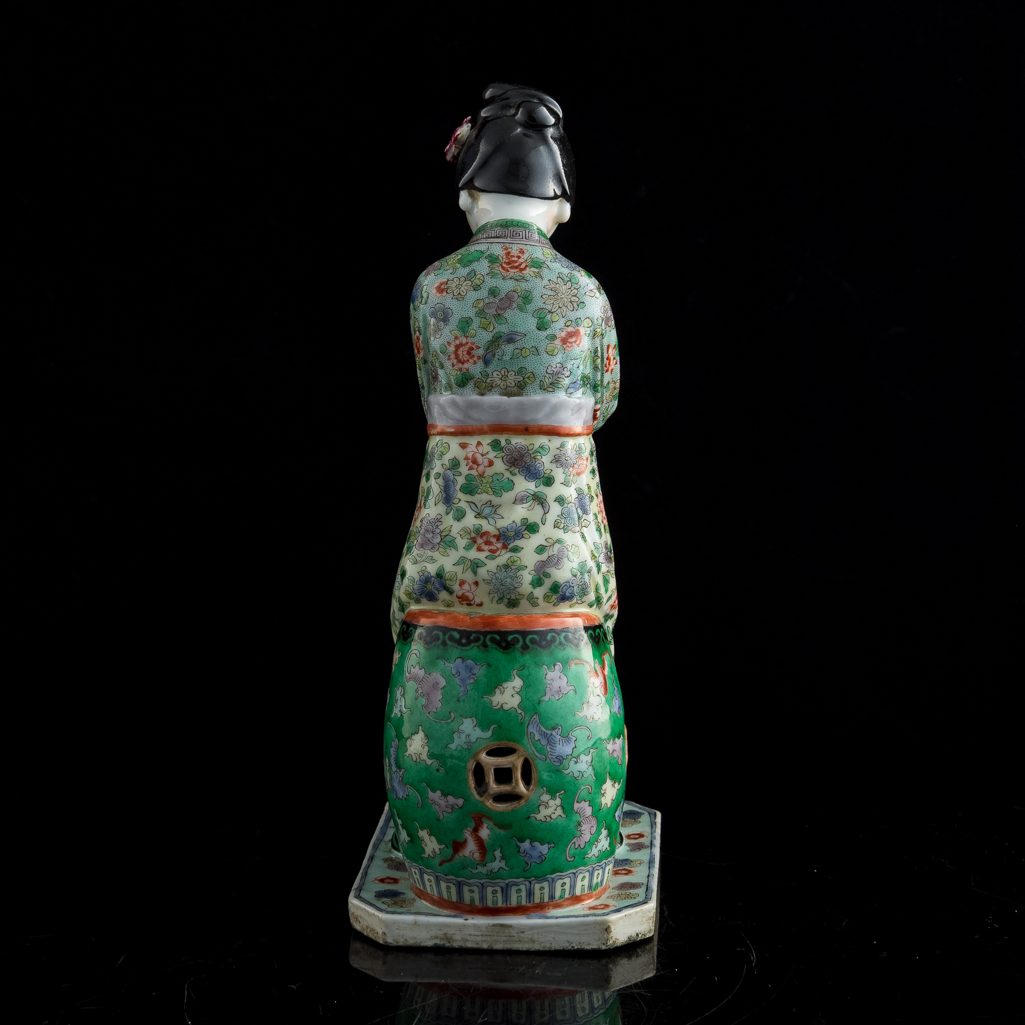 十九世紀晚瓷塑持花侍女A Chinese porcelain court lady figure