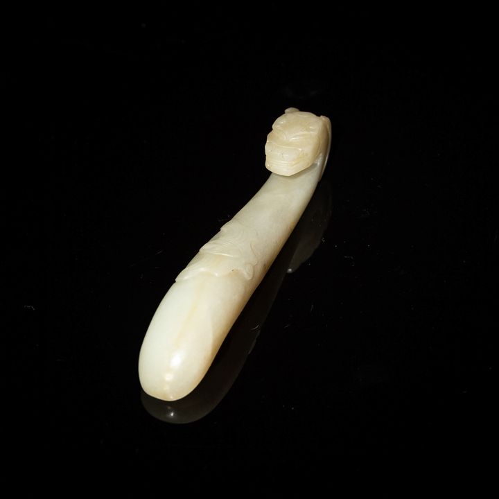 十八世紀 玉龍鉤 A Chinese carved jade dragon hook, 18th century