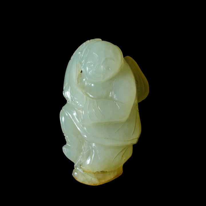 十八/十九世紀 玉雕童子掛墜 A Chinese carved jade 'boy' pendant, 18th/19th century